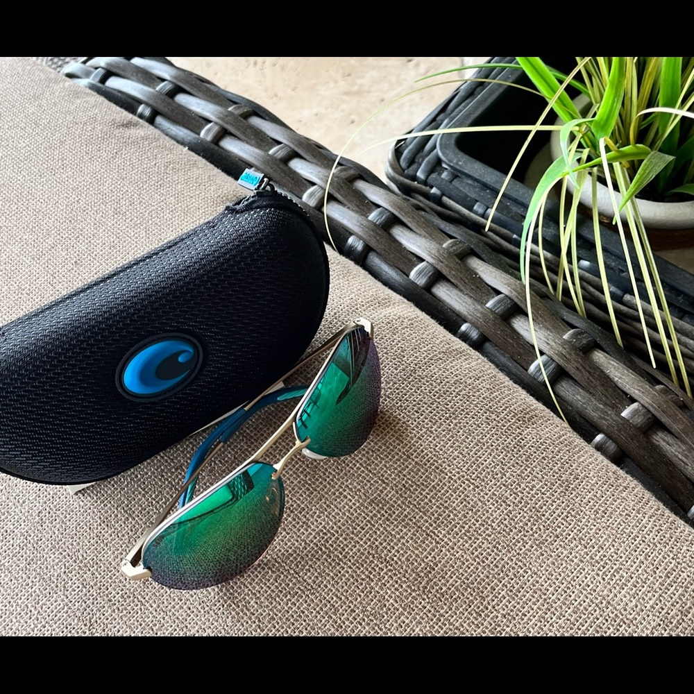 NWOT - Costa sunglasses- Polarized, 100% UV protection.